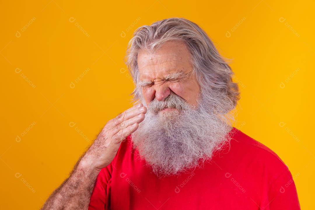 Pessoa idosa com problemas de dor de dente em fundo amarelo