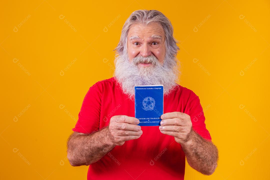 sênior barbudo segurando um cartão de trabalho brasileiro