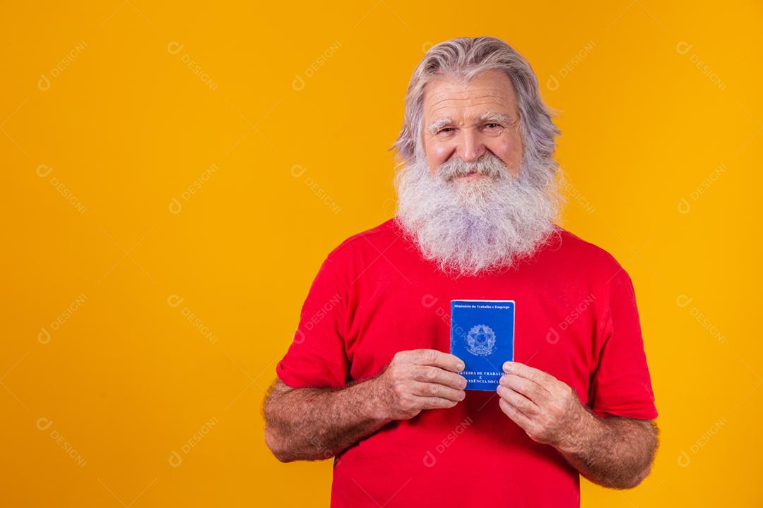 sênior barbudo segurando um cartão de trabalho brasileiro