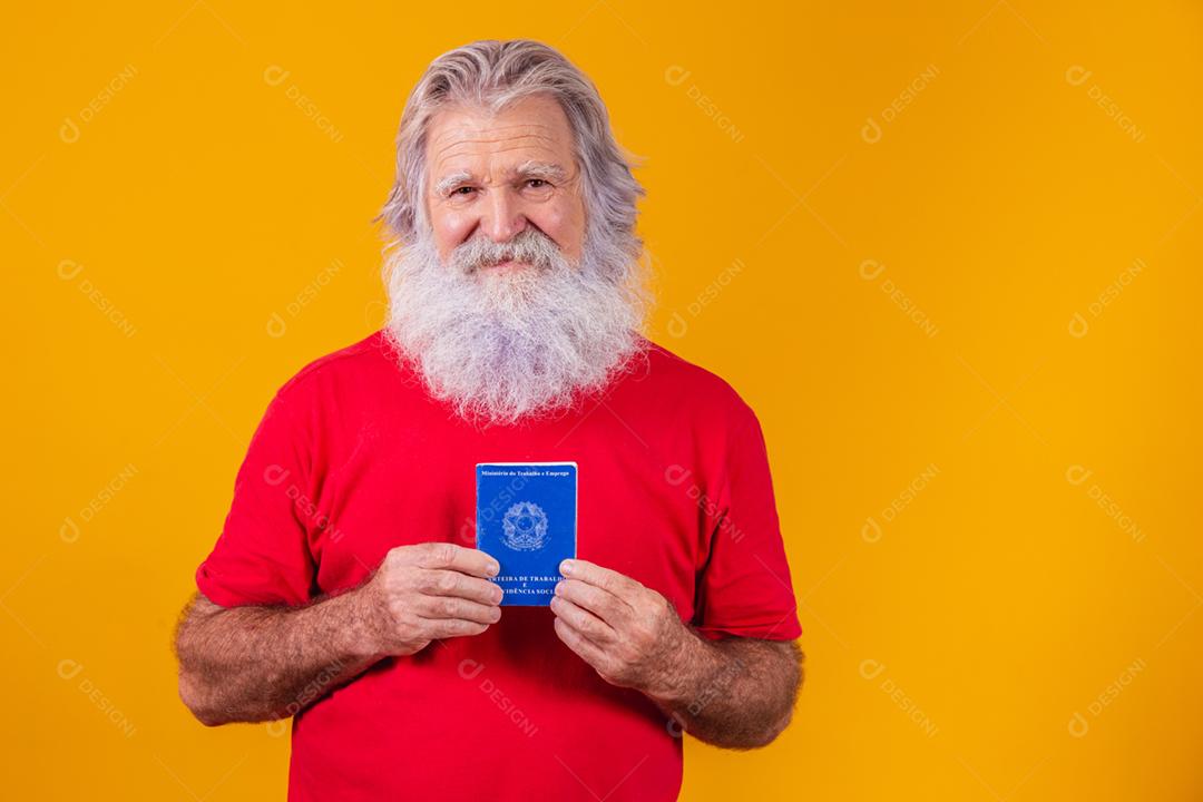 sênior barbudo segurando um cartão de trabalho brasileiro