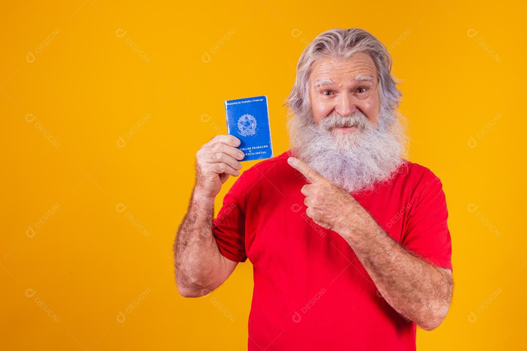 sênior barbudo segurando um cartão de trabalho brasileiro