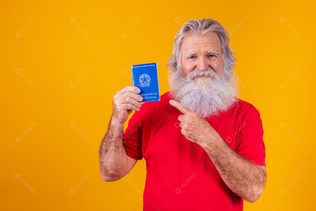 sênior barbudo segurando um cartão de trabalho brasileiro