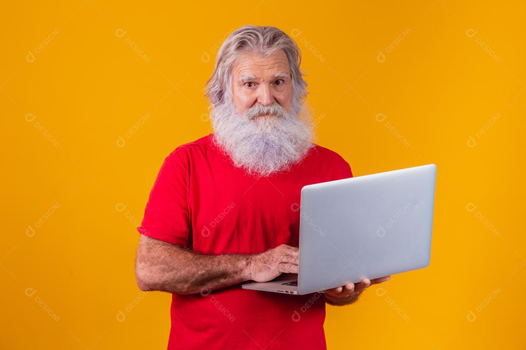 Homem idoso trabalhando com laptop.