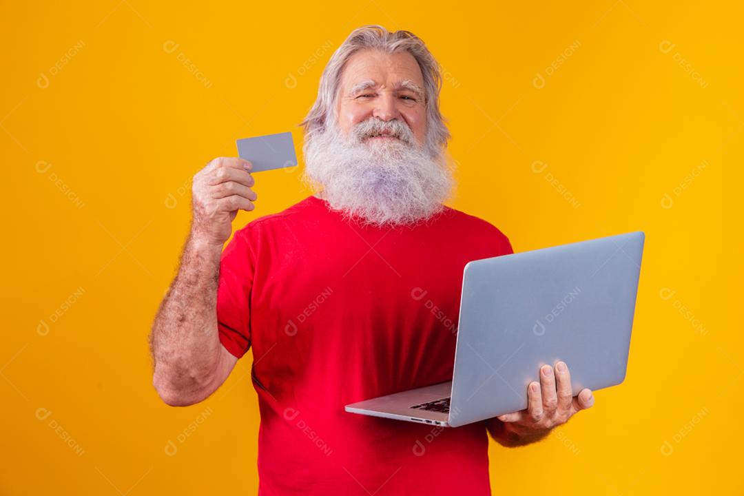 Homem idoso trabalhando com laptop.