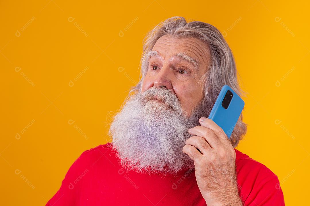 alegre homem idoso falando ao telefone