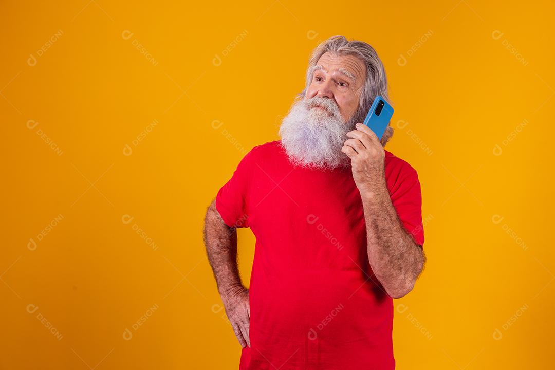 alegre homem idoso falando ao telefone