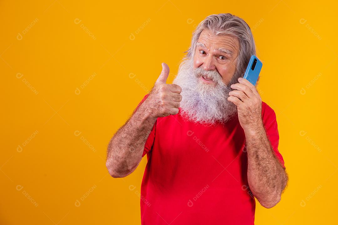 alegre homem idoso falando ao telefone