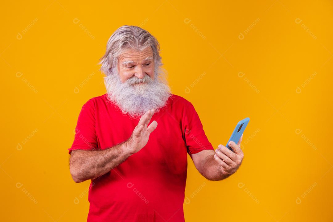 alegre homem idoso falando ao telefone