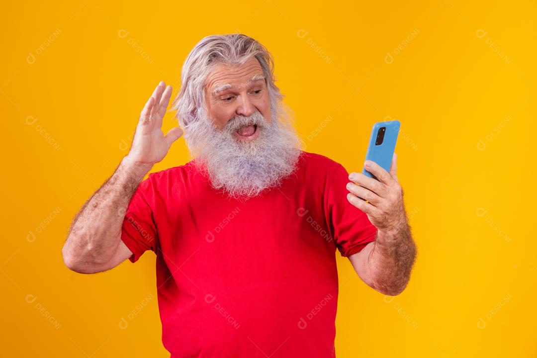 alegre homem idoso falando ao telefone