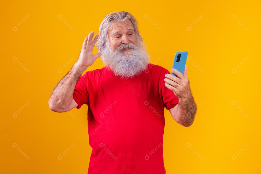 alegre homem idoso falando ao telefone