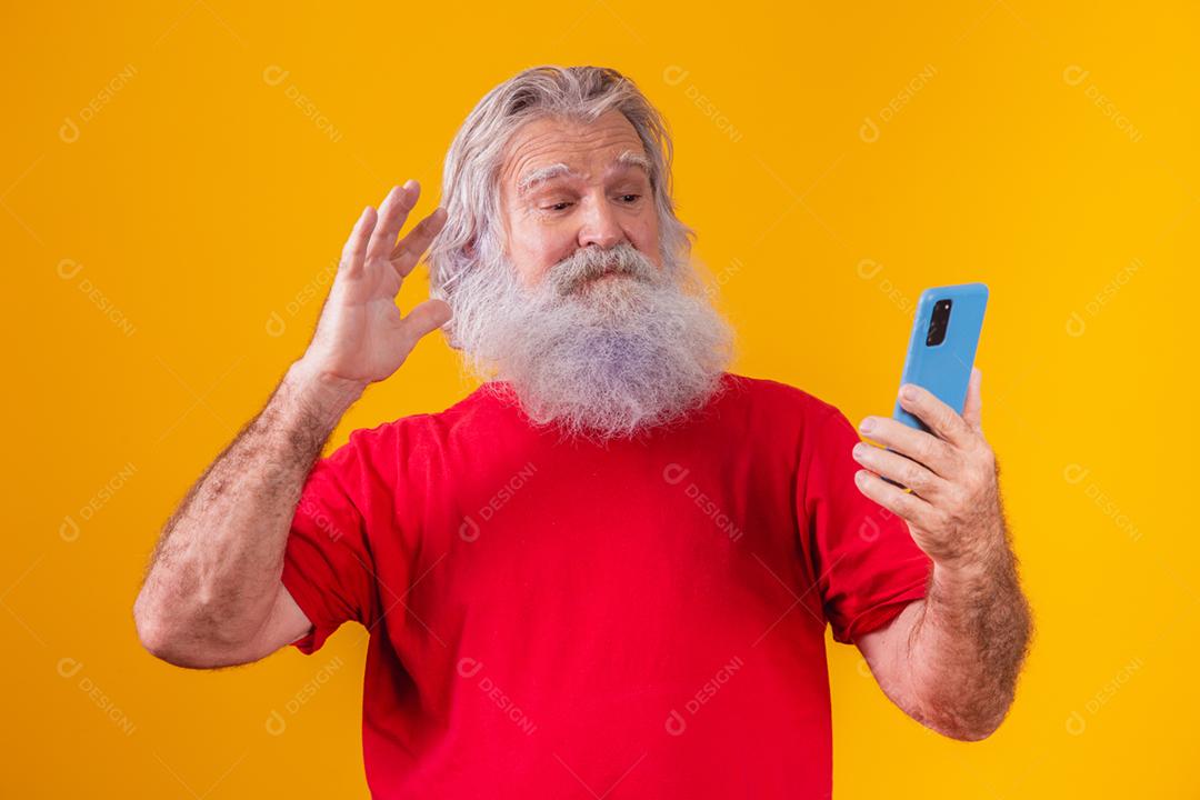 alegre homem idoso falando ao telefone