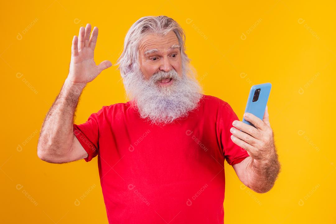 alegre homem idoso falando ao telefone