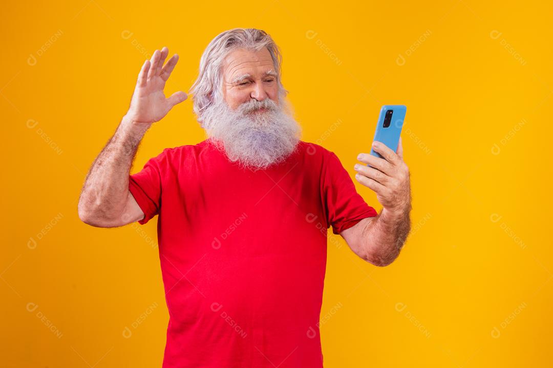 alegre homem idoso falando ao telefone