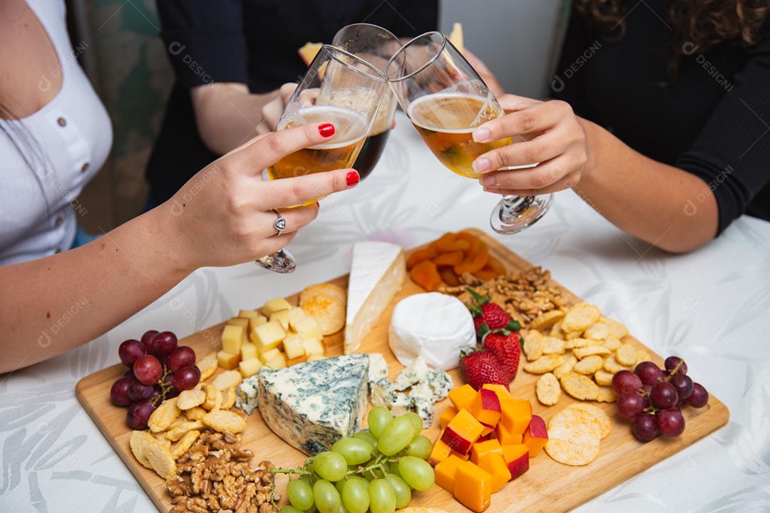 mãos de pessoas colhendo queijo de pestos