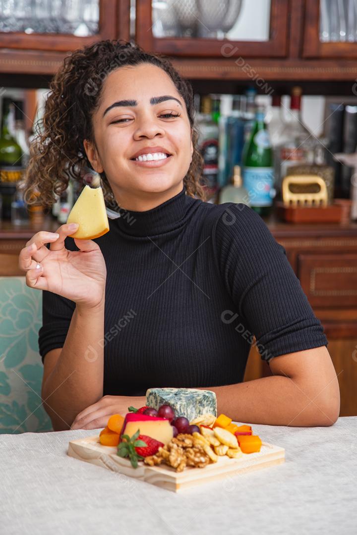 jovem bebendo vinho e comendo queijo sozinho na vida