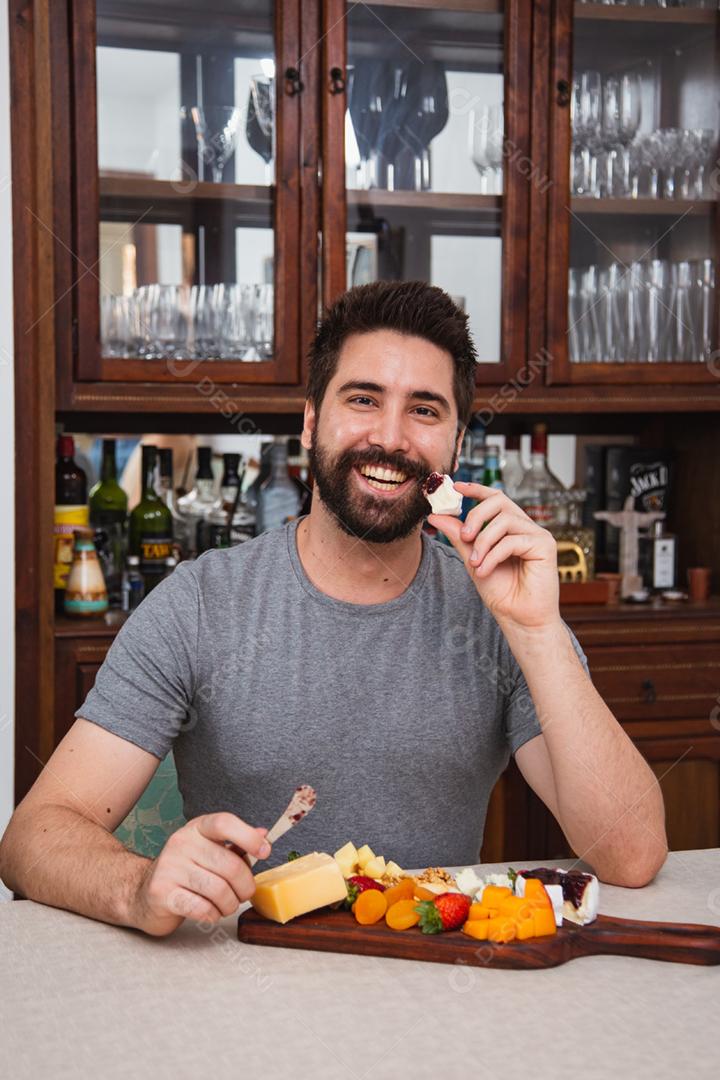 menino comendo queijo e geléia