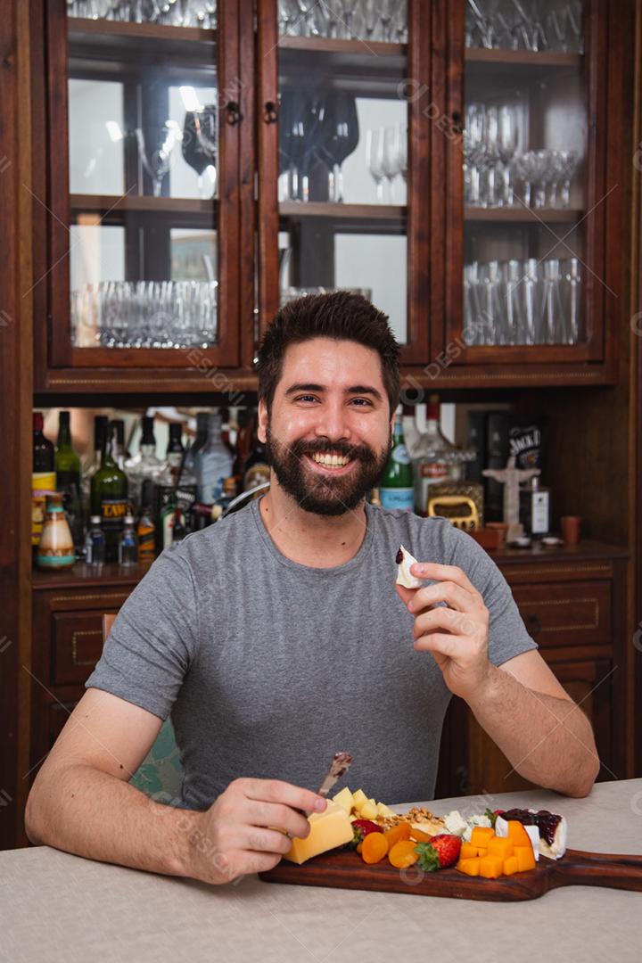 menino comendo queijo e geléia