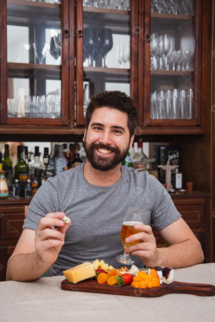 menino comendo queijo e geléia