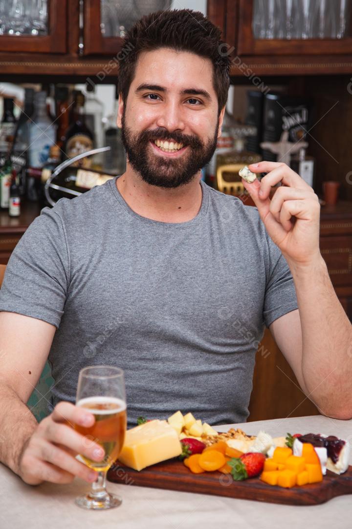 menino comendo queijo e geléia