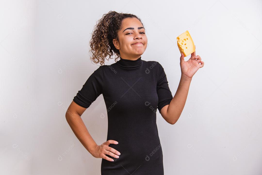 jovem segurando uma tábua com vários tipos de queijo de lanches.