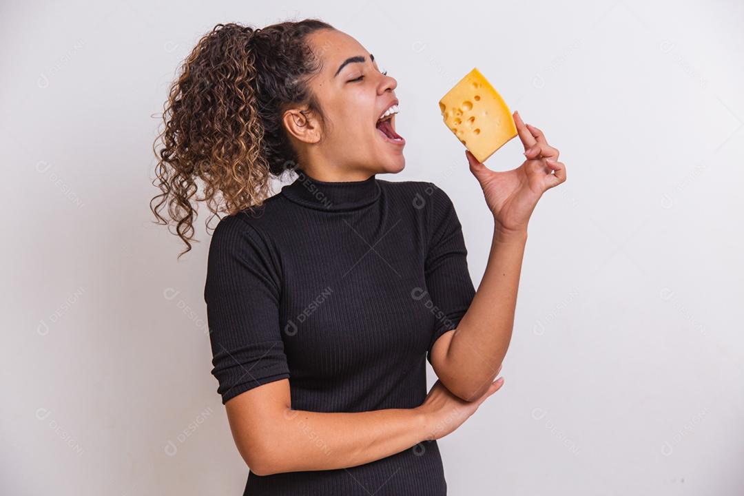 jovem segurando uma tábua com vários tipos de queijo de lanches.