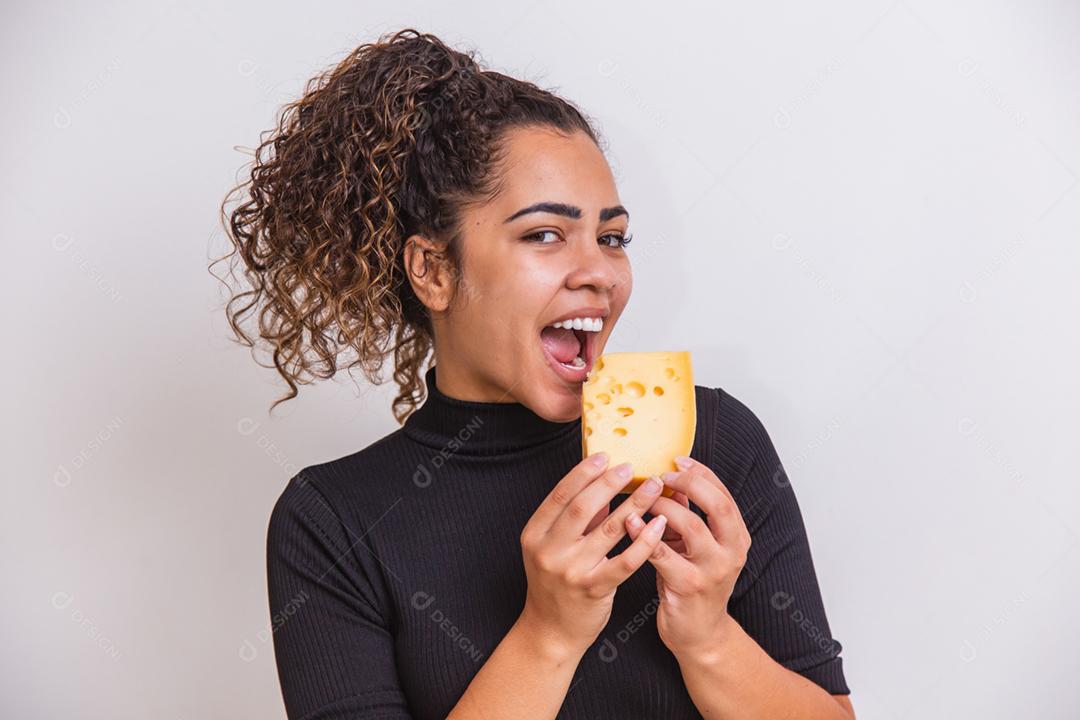 jovem segurando uma tábua com vários tipos de queijo de lanches.