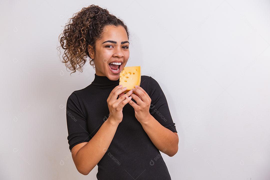 Mulher com uma fatia de queijo na mão