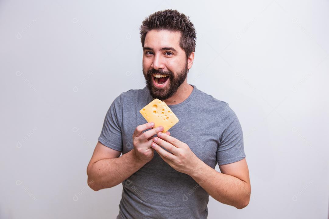 jovem segurando um ralador e um pedaço de queijo na mão