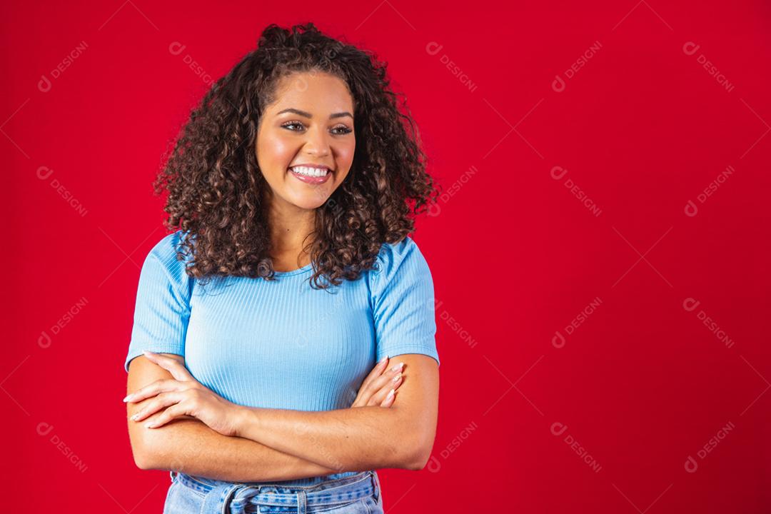 Retrato da beleza de uma mulher brasileira com penteado afro