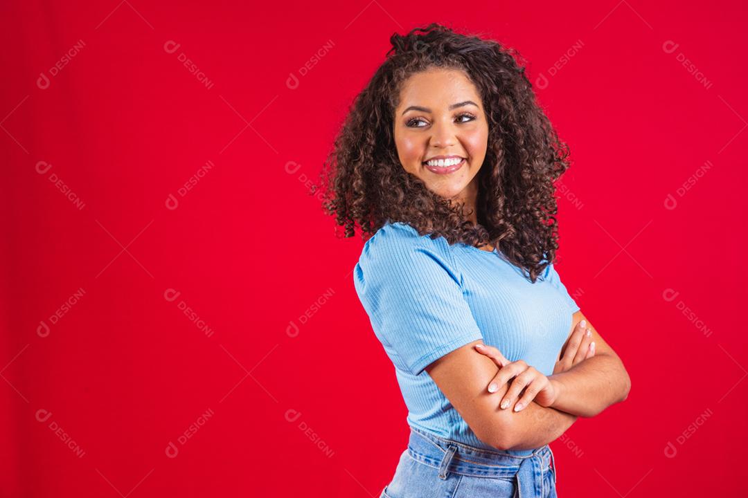 Retrato da beleza de uma mulher brasileira com penteado afro