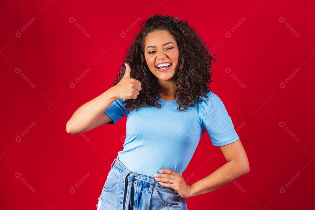 Retrato da beleza de uma mulher brasileira com penteado afro