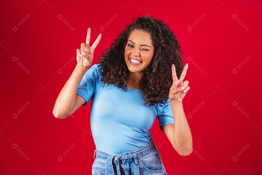 Retrato da beleza de uma mulher brasileira com penteado afro