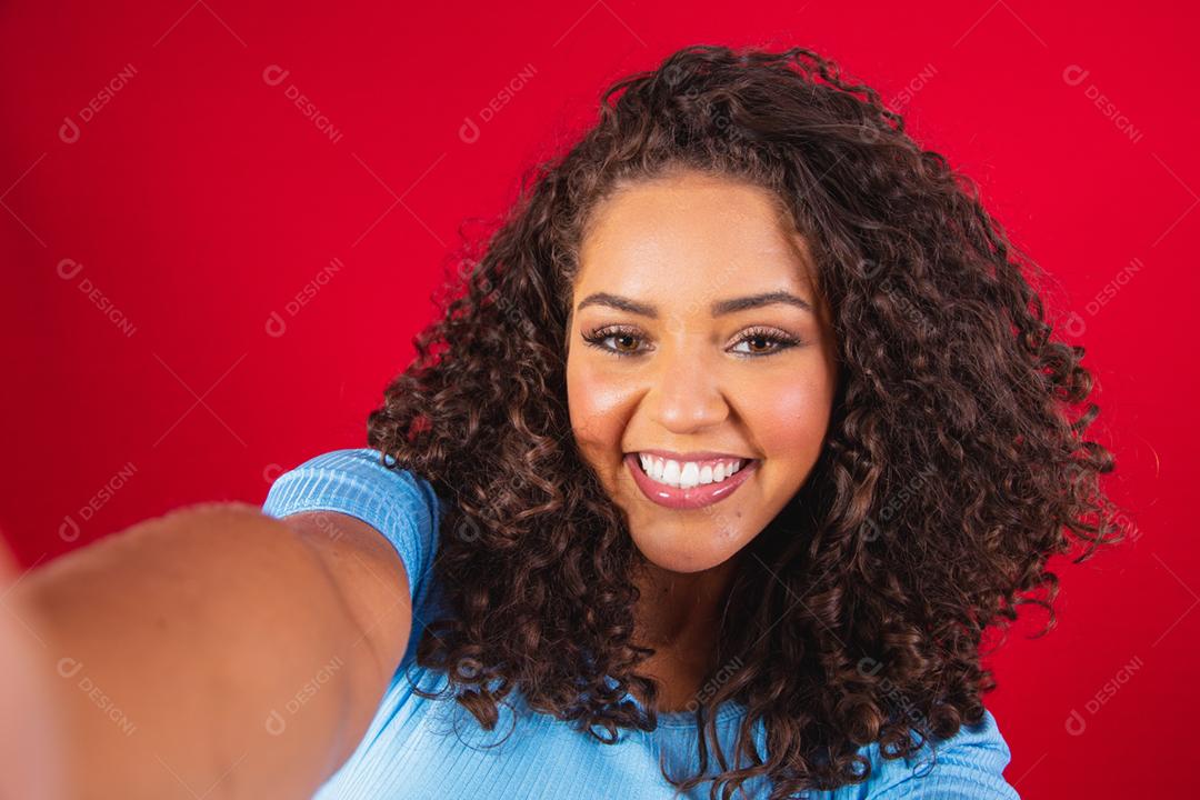 Close-up de animada jovem afro-americana em suéter de pele