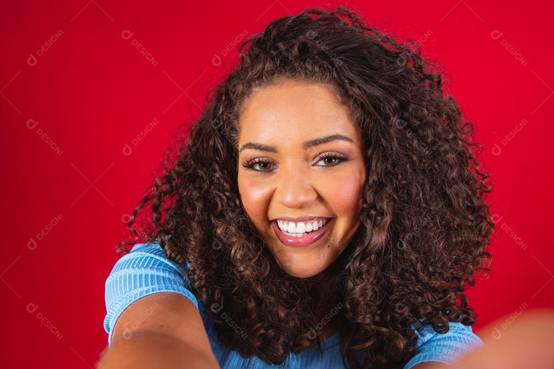 Close-up de animada jovem afro-americana em suéter de pele