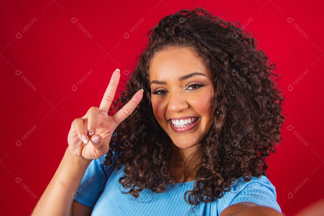 Close-up de animada jovem afro-americana em suéter de pele