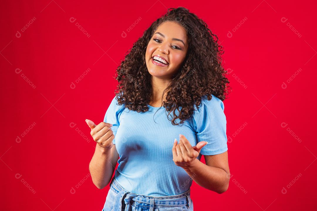 mulher afro convidando para vir aqui