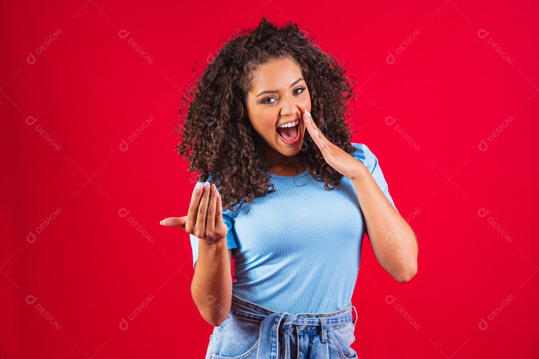 mulher afro convidando para vir aqui