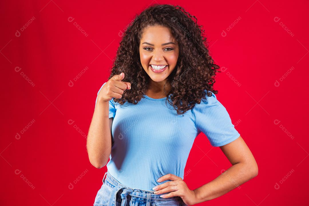 Grata e esperançosa mulher negra feliz segurando as mãos no peito sentindo