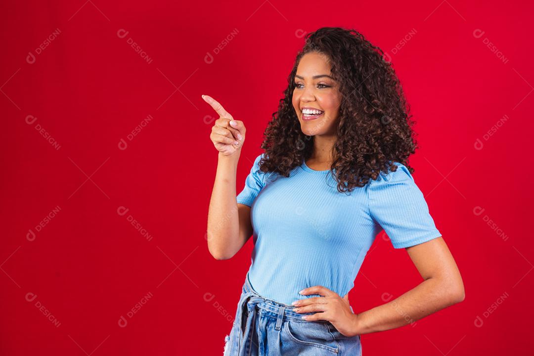 Jovem e bela mulher africana apresentando seu produto. Lindo