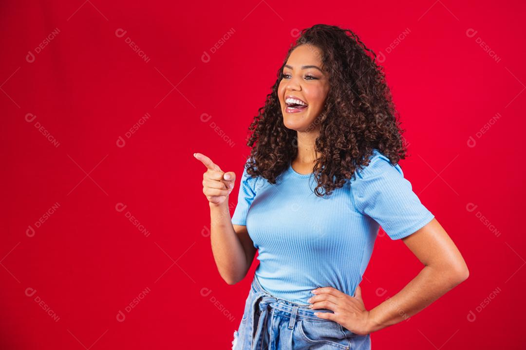 Jovem e bela mulher africana apresentando seu produto. Lindo