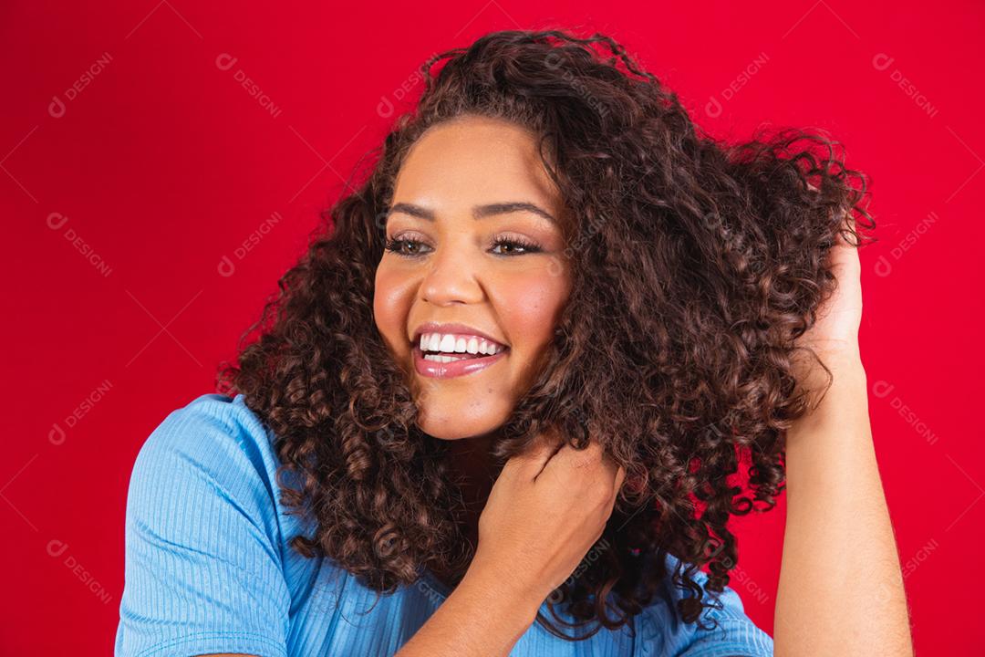 Retrato da beleza da mulher afro-americana com penteado afro