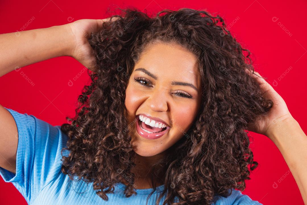 Retrato da beleza da mulher afro-americana com penteado afro