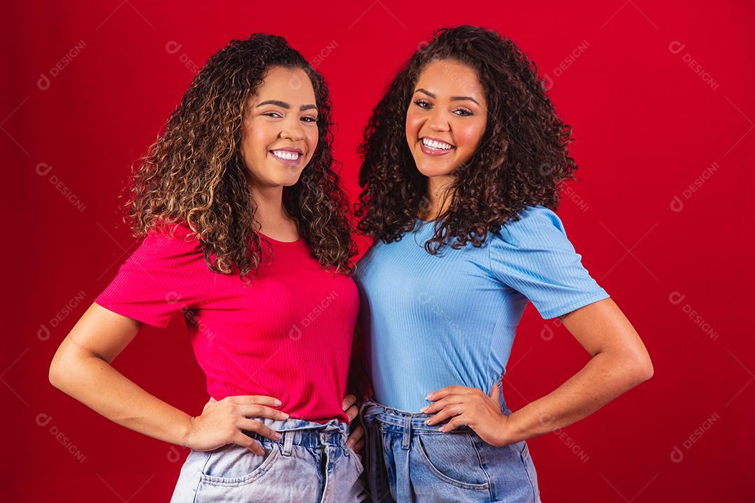 Dois lindos amigas afro abraçados, conceito de melhores amigas e irmãs.