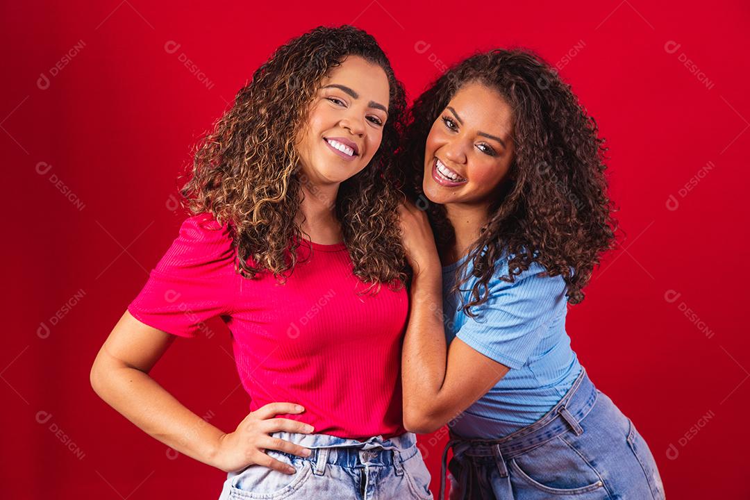 Dois lindos amigas afro abraçados, conceito de melhores amigas e irmãs.