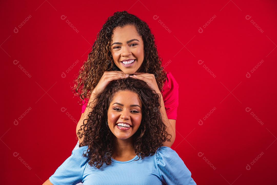 amigas afro com cabelos cacheados