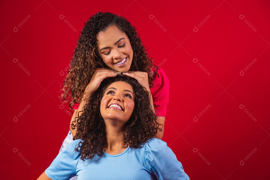amigas afro com cabelos cacheados