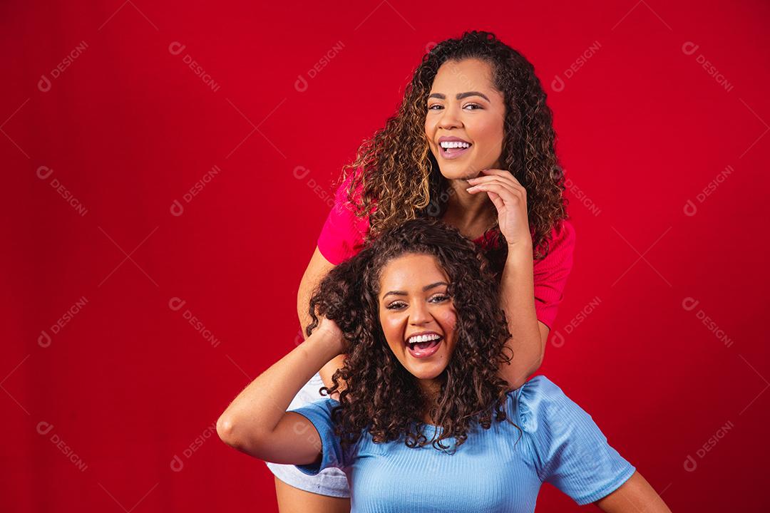 amigas afro com cabelos cacheados