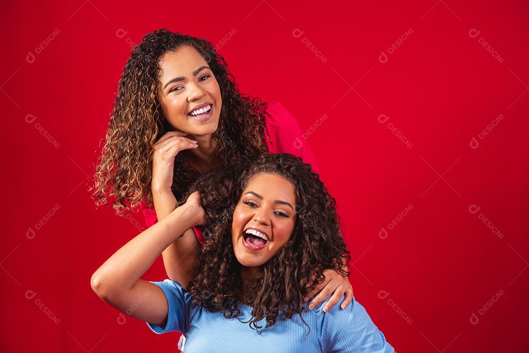 amigas afro com cabelos cacheados