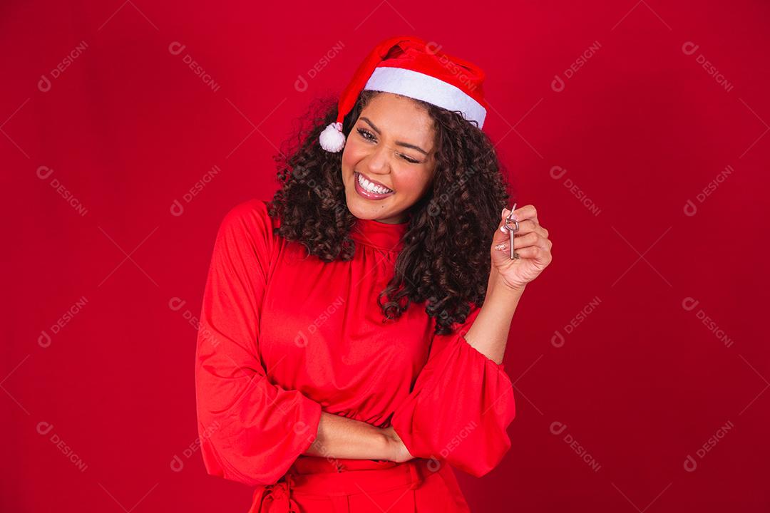 Menina Do Natal No Chapéu De Papai Noel Segurando As Chaves Da Casa Isoladas.