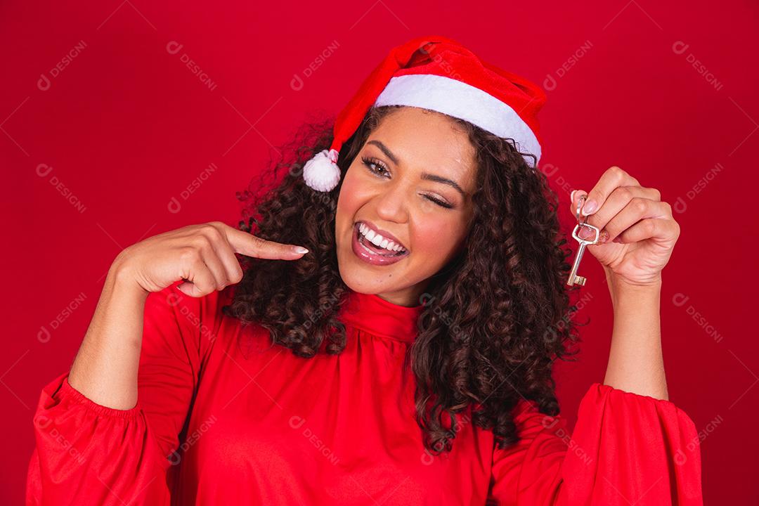 Menina Do Natal No Chapéu De Papai Noel Segurando As Chaves Da Casa Isoladas.
